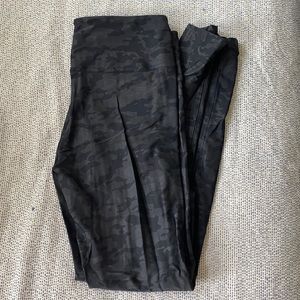 Peach • black camo leggings, size XL.